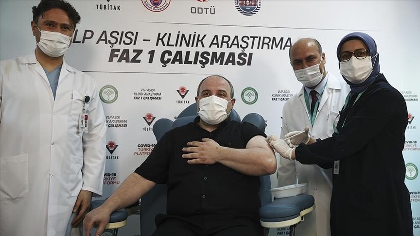 Глава Минпрома Турции стал добровольцем в рамках испытаний отечественной вакцины-кандидата