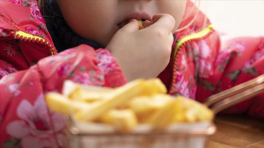 Salgın sürecinde harcadıkları enerji azalan çocuklarda duygusal aşırı yeme eğilimi obeziteye yol açabiliyor