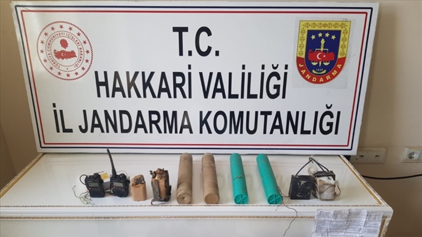 Hakkari'de terör örgütü PKK'ya yönelik operasyonda patlayıcı yapımında kullanılan malzemeler ele geçirildi