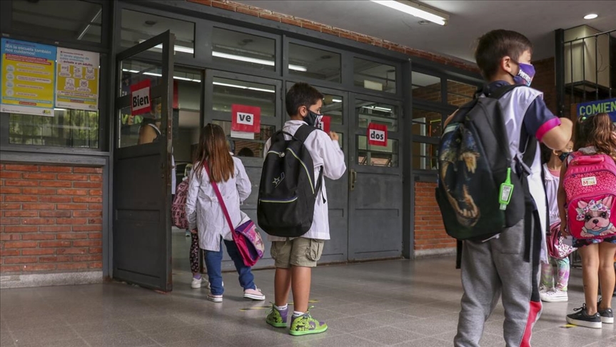 Vuelven a abrir las escuelas en Argentina a pesar del aumento en casos de coronavirus