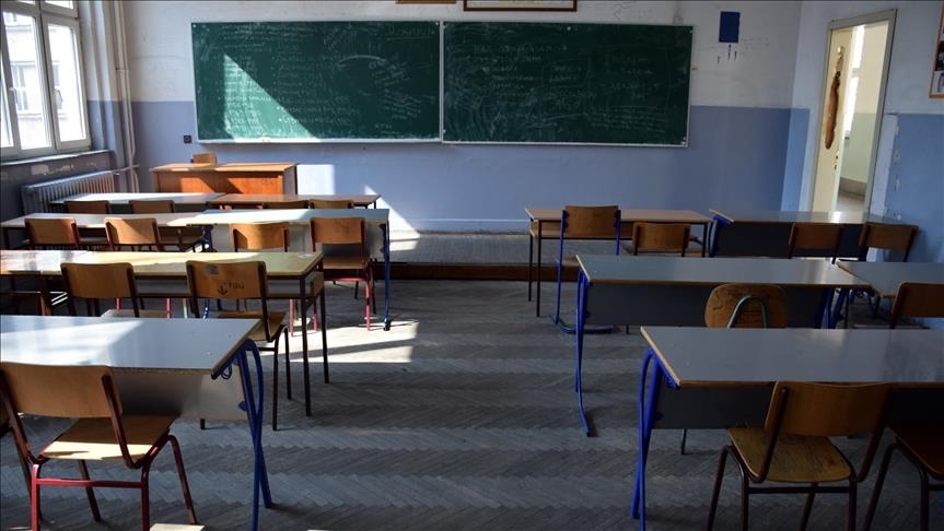 Во Србија учениците повторно во училишните клупи