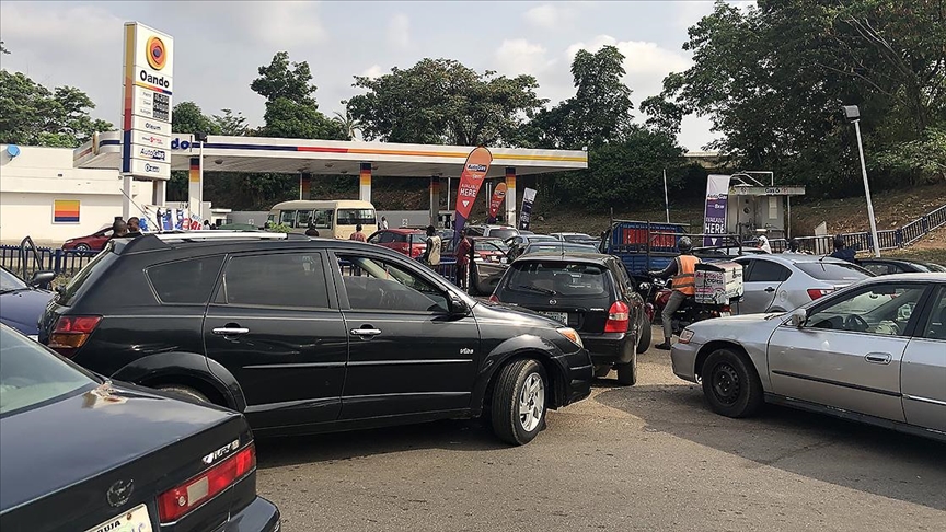 Nijerya'da benzine zam yapılmayacağının açıklanmasının ardından benzin istasyonlarının önünde kuyruklar oluştu