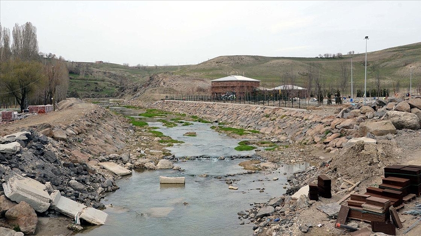 Ahlat'taki Millet Bahçesi'nde hummalı çalışma sürüyor