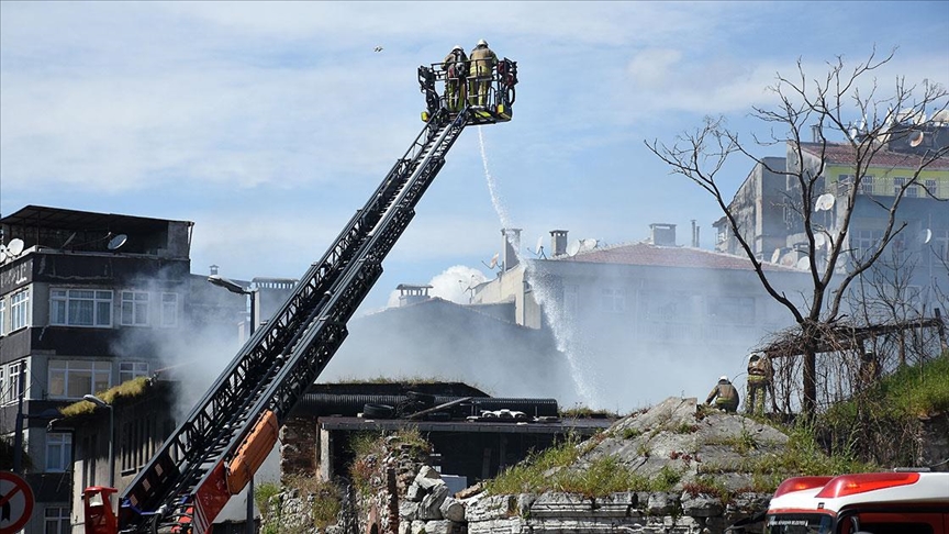 Fatih'te kimyasal maddelerin bulunduğu depoda yangın