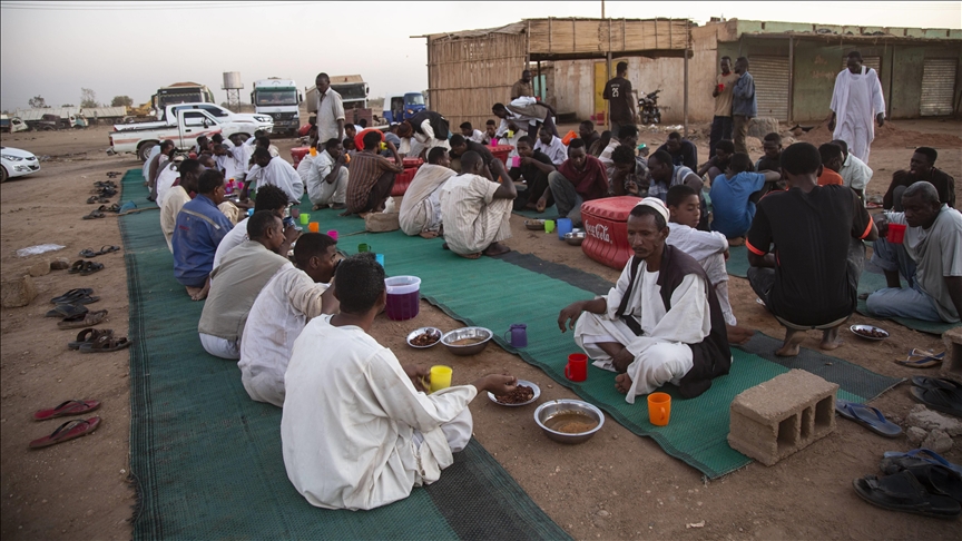 "برش رمضان".. إفطار جماعي يتحدى الفقر وكورونا بالسودان (تقرير)