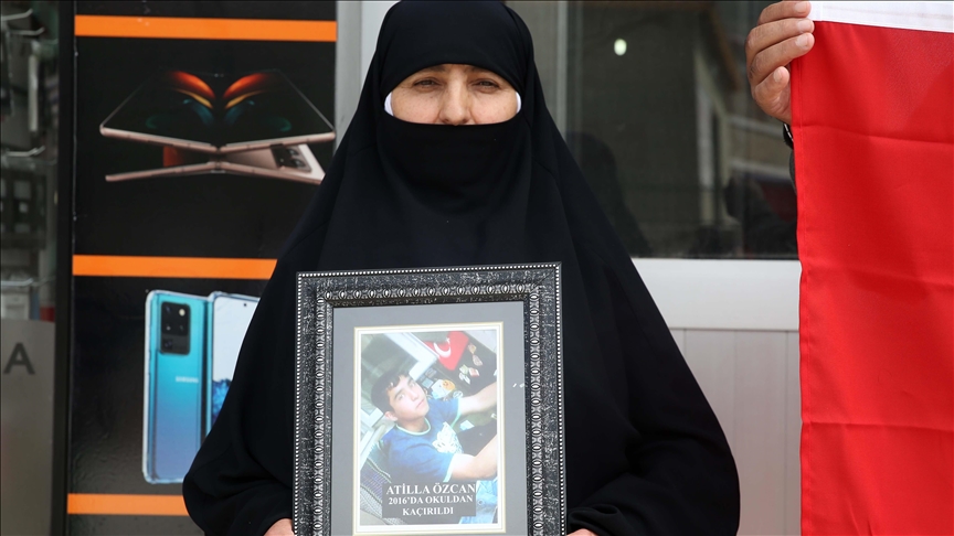 Muş'ta teröristlere tepki gösteren anne, 'Neden Selahattin Demirtaş'ın çocuklarını götürmüyorlar' diye sordu