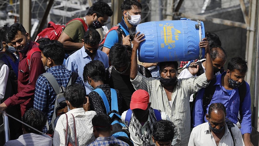 Hindistan'da Kovid-19 salgınında günlük vaka sayısı 295 bini aştı