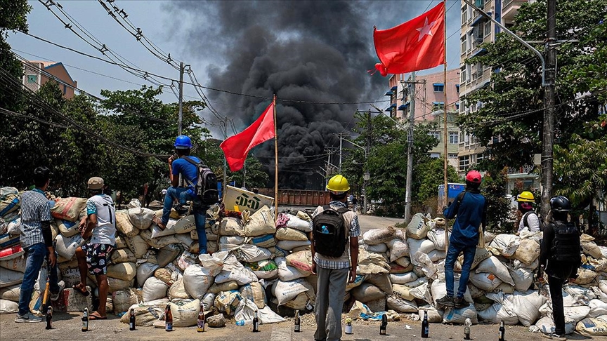 Myanmar'da darbe karşıtlarından gözaltındaki protestoculara destek için 'mavi tişört' eylemi