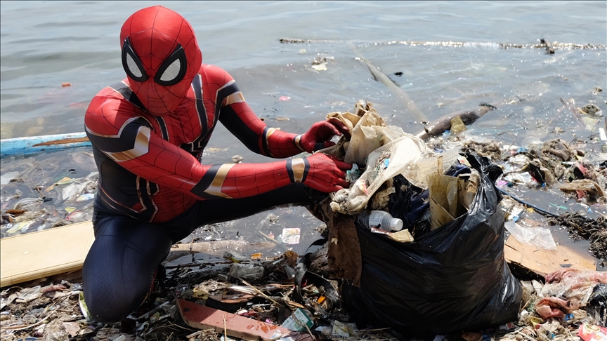 Indonezija: U kostimu superheroja čisti obalu kako bi pozvao na zaštitu okoliša