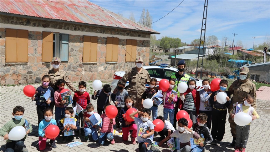 Erzurum'da Mehmetçik köy köy gezip çocukların bayramını kutladı