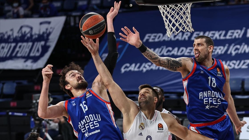 Anadolu Efes seride 2-0 öne geçti