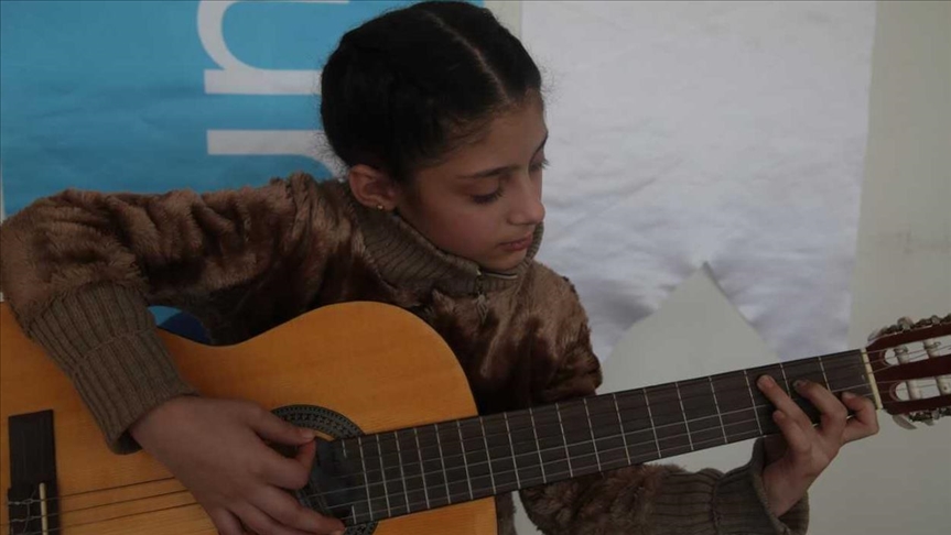 Syrian migrant girl celebrates Turkey’s Children’s Day with songs