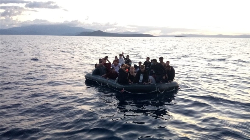 İzmir açıklarında Türk kara sularına itilen 23 sığınmacı kurtarıldı