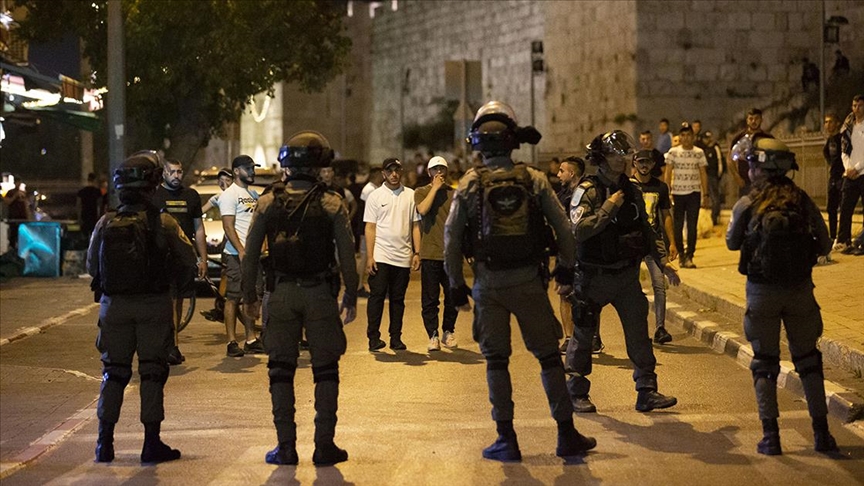 İsrail polisi Doğu Kudüs’te bir kez daha teravih sonrası toplanmak isteyen Filistinlileri dağıttı