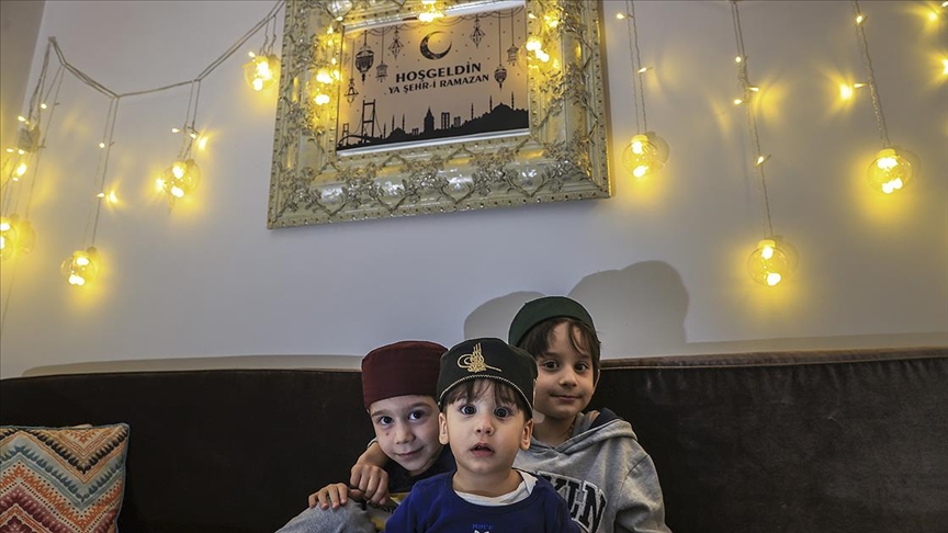 Ramazanın ruhunu ışıklandırdıkları apartmandaki etkinliklerle çocuklarına anlatıyorlar