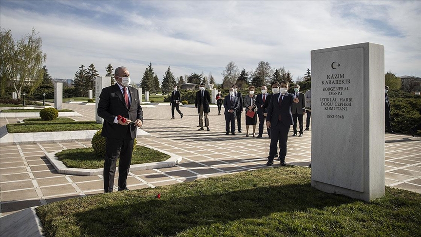 TBMM Başkanı Şentop, İstiklal Harbi kahramanları ve Meclis başkanlarının Devlet Mezarlığı'ndaki kabirlerini ziyaret etti