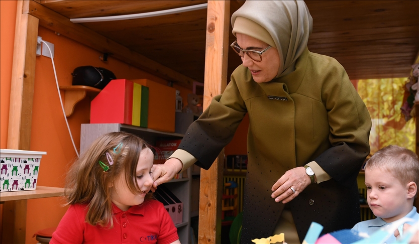 Emine Erdoğan'dan çocuklara: Kalbimiz, vatan sevgisinin doğduğu ev, bayrağımızın dalgalandığı topraktır