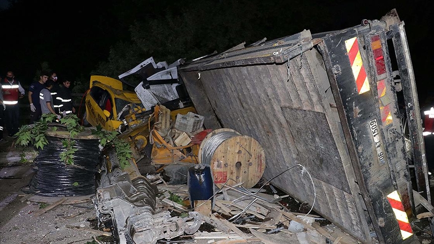 Hatay'da freni boşalan ve devrilen vinç 11 araca çarptı: 4 ölü, 4 yaralı