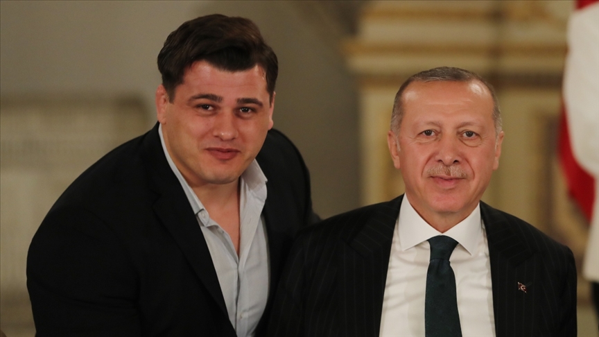 Cumhurbaşkanı Erdoğan'dan milli güreşçi Rıza Kayaalp'e tebrik telefonu