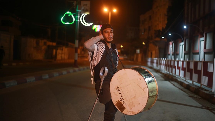 İsrail saldırısında bacağını kaybeden Gazzeli genç, ramazan davulculuğunu koltuk değnekleriyle sürdürüyor