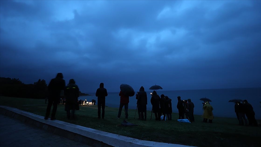 Anzak Koyu'nda 'Şafak Ayini' yerine çelenk töreni düzenlendi