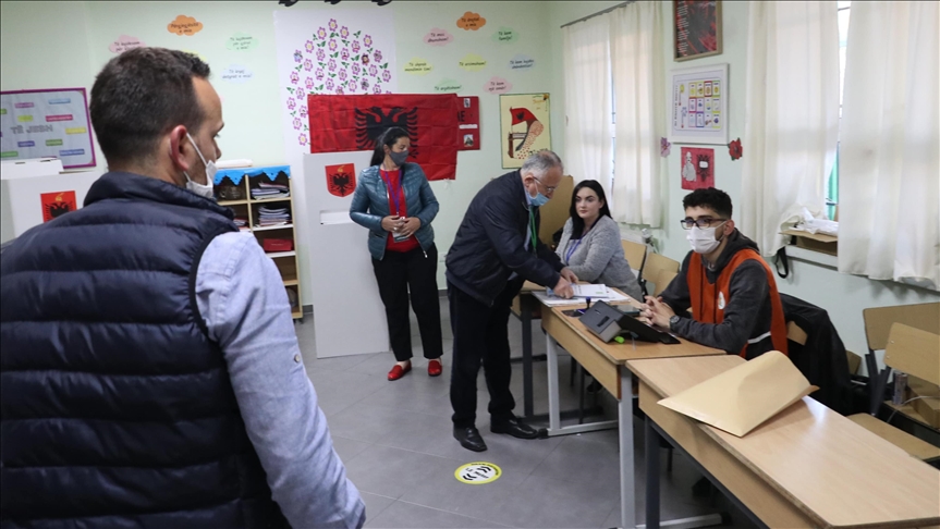 Albaneses acudieron a las urnas para votar en las elecciones parlamentarias