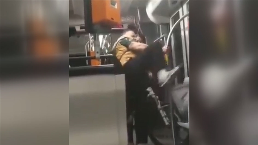 Almanya'da ırkçı bir Alman 17 yaşındaki Suriyeliye saldırdı