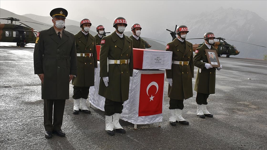 Pençe-Yıldırım Operasyonu'nda şehit olan asker için Hakkari'de tören düzenlendi