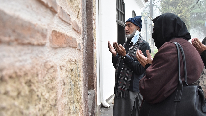 'Diriliş Ertuğrul' dizisinden etkilenen Pakistanlı aile Ertuğrul Gazi'nin türbesini ziyaret etmek için Söğüt'e geldi