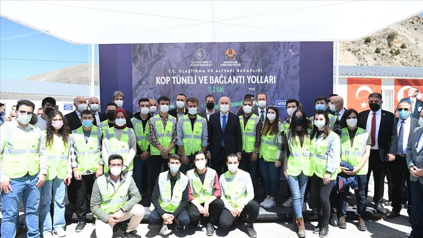 Bakan Karaismailoğlu: Şantiyelerimiz, gençlerimiz için birer laboratuvar ve deneyim atölyesidir