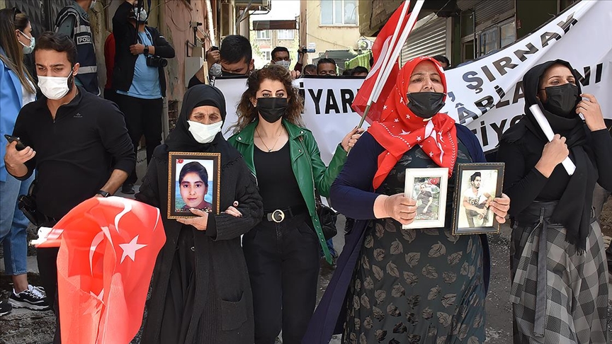 Hakkari'de terör mağduru aileler HDP İl Başkanlığı önünde eylem yaptı