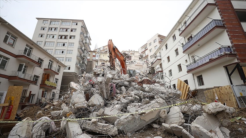 Çökme riski bulunan Açelya Apartmanı'nın çevresindeki yıkım çalışmaları bayrama kadar tamamlanacak