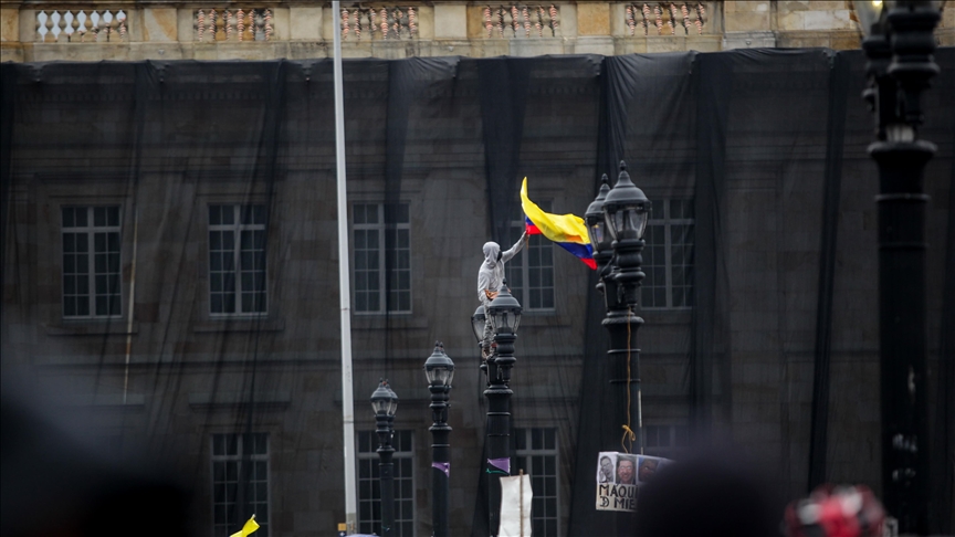 Cientos de personas participan en el paro nacional en Bogotá contra la reforma tributaria