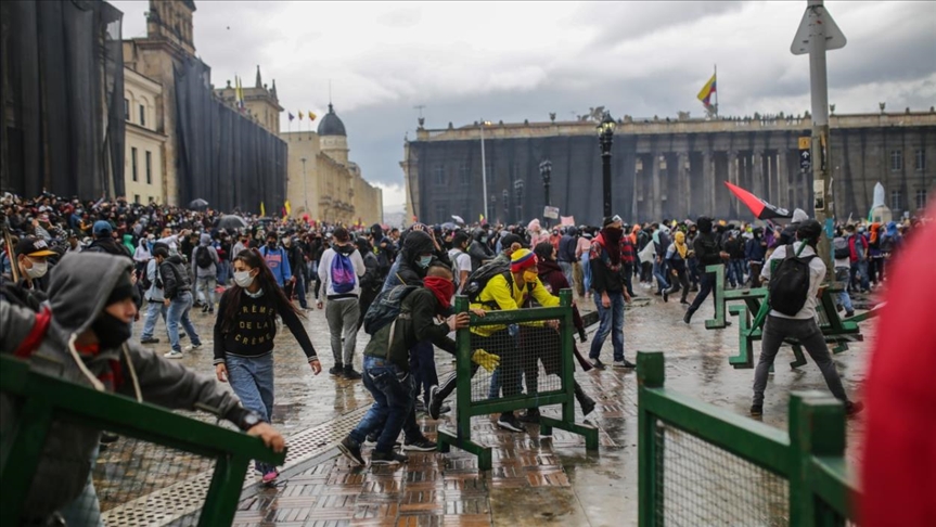 Dos muertos, toques de queda y militarización en Colombia tras jornada de paro nacional