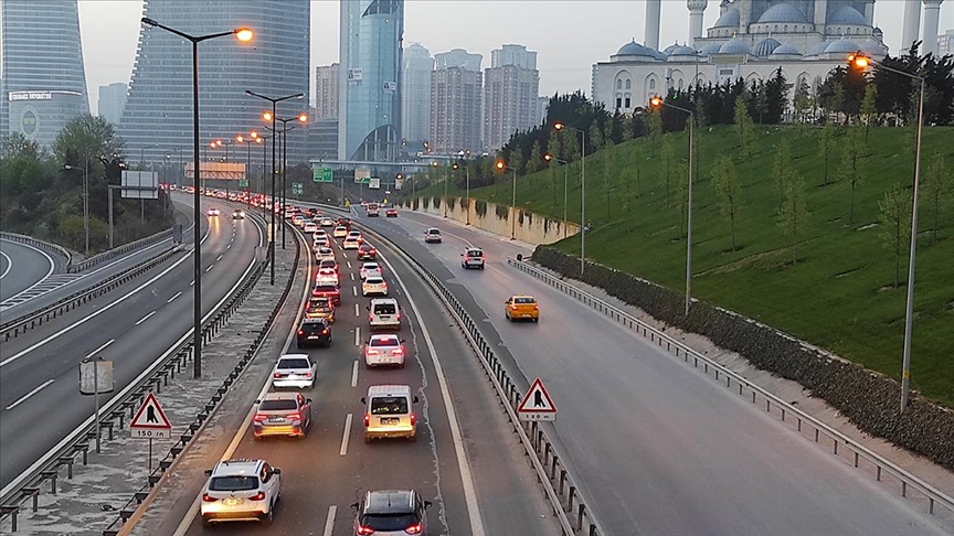 İstanbul'da 'tam kapanma' öncesinde şehir dışına çıkmak isteyenler nedeniyle trafik yoğunlaştı