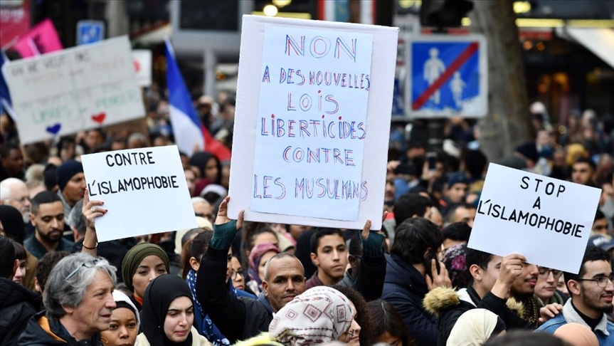 Institución pública francesa ataca a la Agencia Anadolu por informar sobre las políticas discriminatorias de Macron