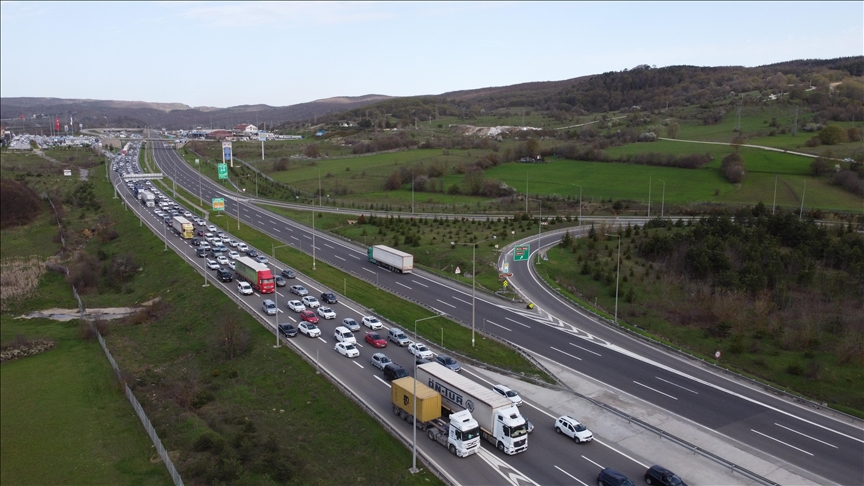 Anadolu Otoyolu'nda 'tam kapanma' öncesi trafik yoğunluğu arttı