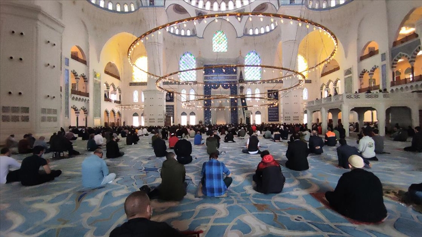 istanbul da tam kapanmada vatandaslar cuma namazi kildi