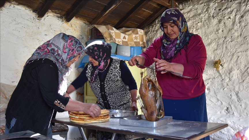 Jinên Qersî di meha remezanê da tendûrên xwe ji bo xwarinên herêmî dadan