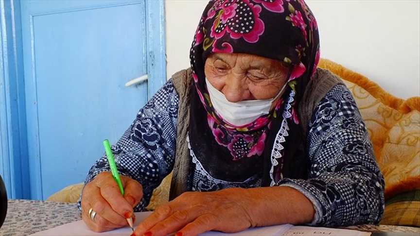 Turkey: 90-year-old woman learns to write her name