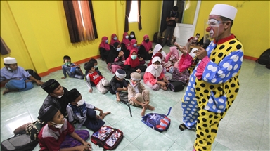 Guru berkostum badut mengajar mengaji secara sukarela di panti asuhan