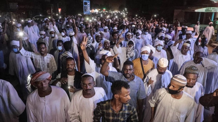 السودان..الآلاف يشيعون جثمان أمين عام الحركة الإسلامية