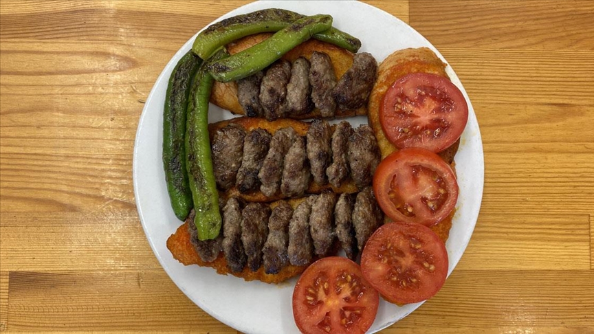 32 yıllık köfteci sırlarını anlattı! Bu yöntemle köftenin kıyması asla dağılmıyor ve içi sulu kalıyor Sakarya'nın coğrafi işaretli ıslama köftesi iftar sofralarına lezzet katıyor