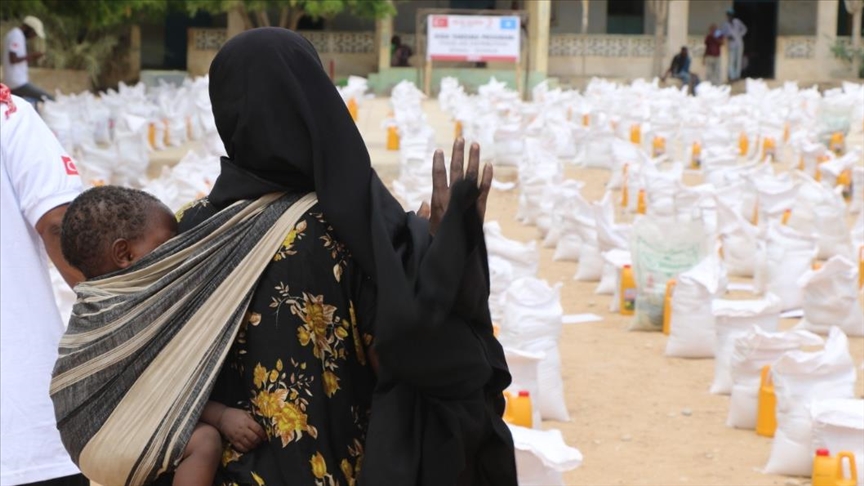 Turkish charity distributes food packages in Somalia