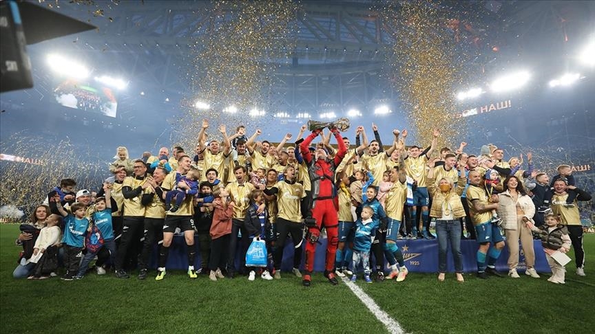 «Зенит» в третий раз подряд стал чемпионом России