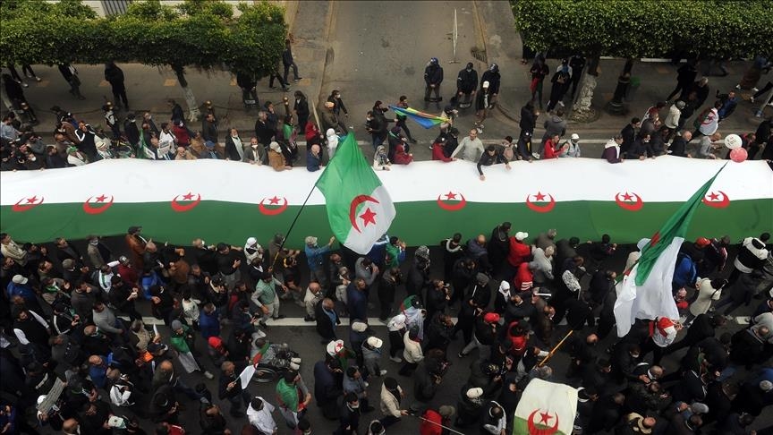 ناشطة جزائرية الحراك الشعبي متعدد التوجهات ولا يمكن ضبطه