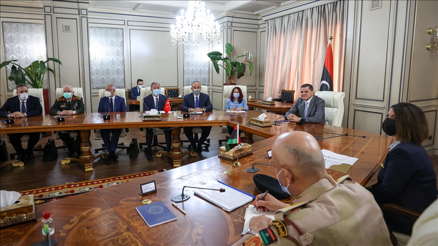 Libye: le chef de la diplomatie turque Cavusoglu rencontre le Premier ministre Dbeibeh à Tripoli