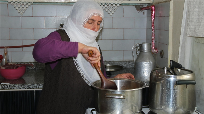 Jinên Wanî li malên xwe şîvê çêdikin û ji kesên hewcedar ra dişînin