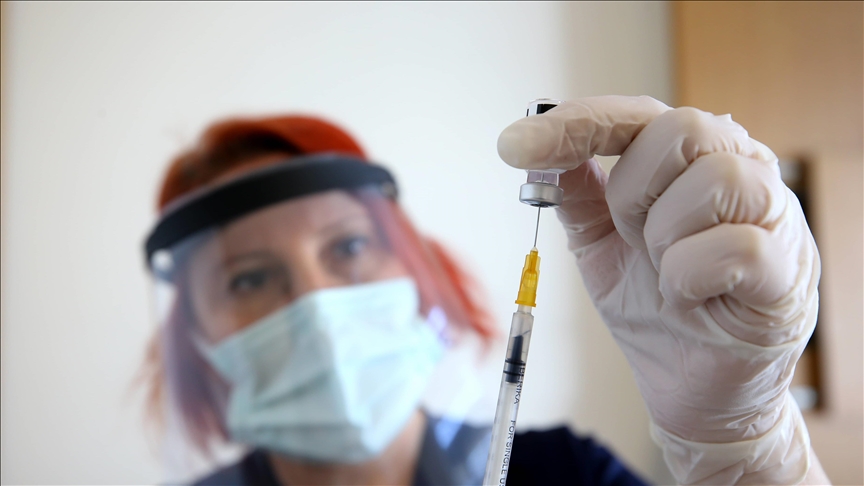 Regulador de medicamentos de la UE analiza si vacuna de Pfizer se puede administrar a jóvenes de 12 a 15 años