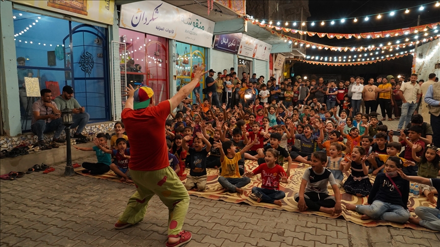 Palaçoja italian argëton fëmijët në Mosul në përpjekje për t'i harruar gjurmët e luftës